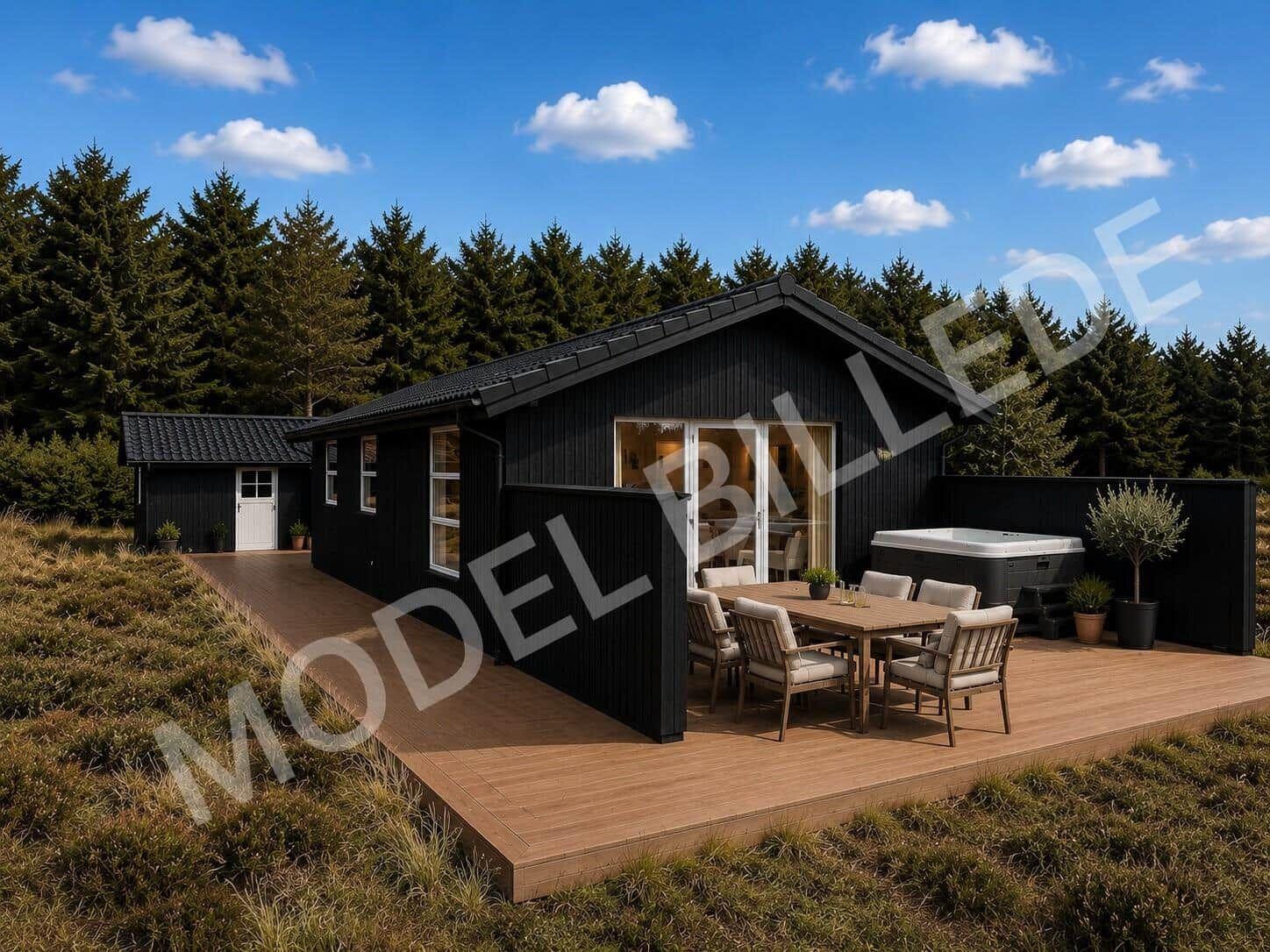 Schwarzes Haus mit Terrasse, Sitzgruppe und Whirlpool. Umgeben von Wald und blauem Himmel.