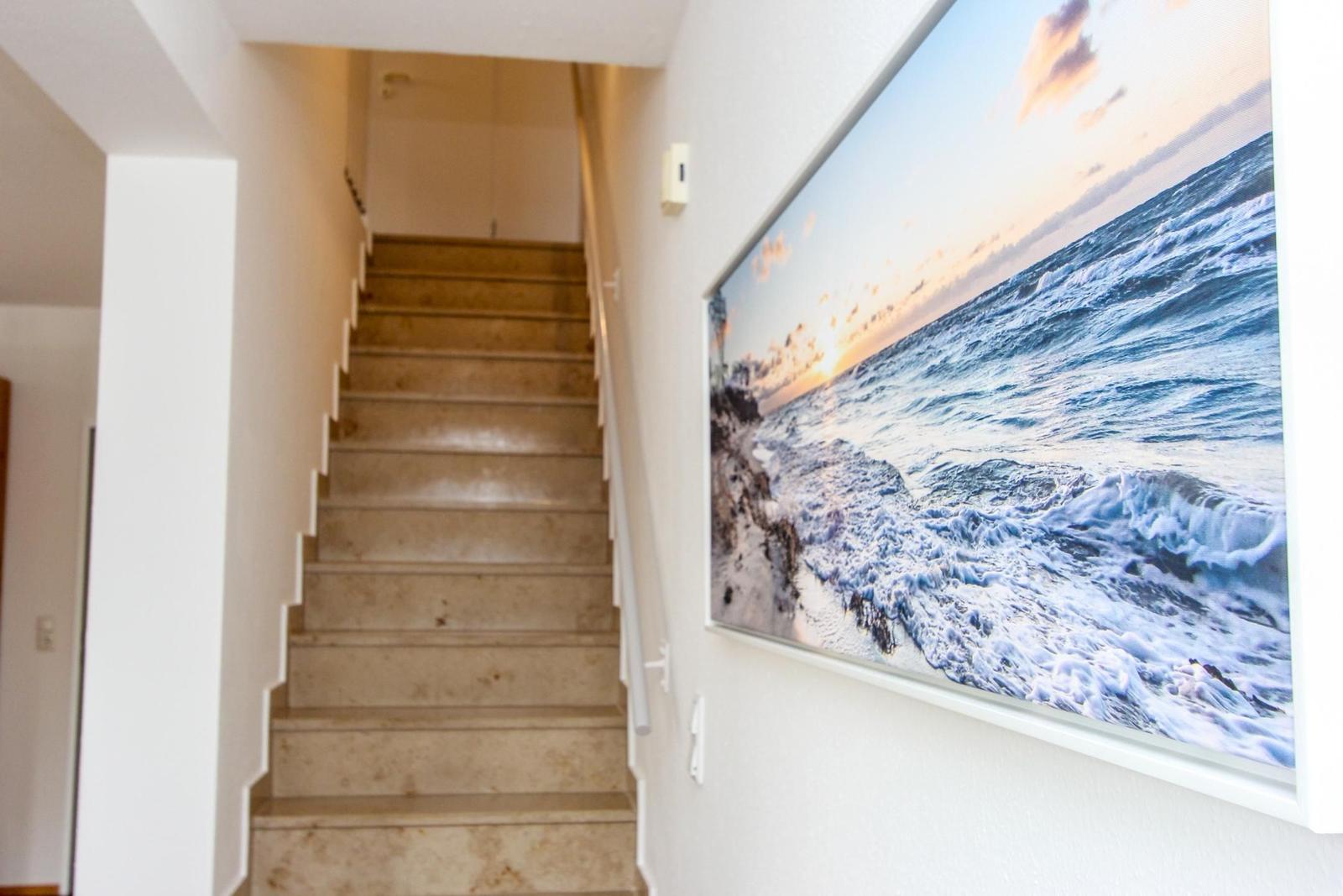 Treppe mit maritimer Wanddekoration