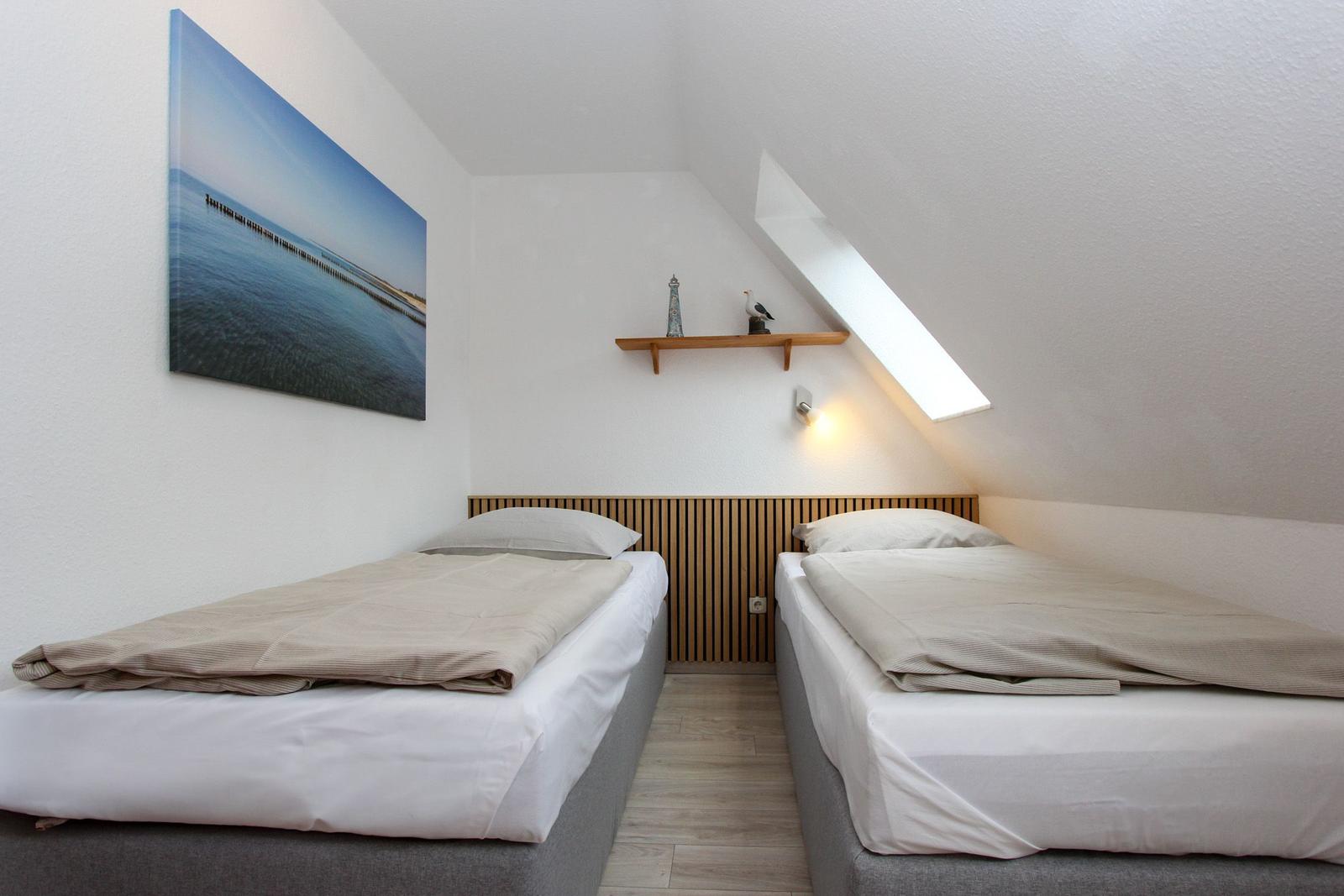 Schlafzimmer mit zwei Einzelbetten