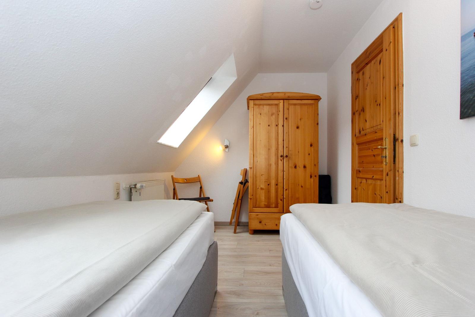 Schlafzimmer mit zwei Einzelbetten