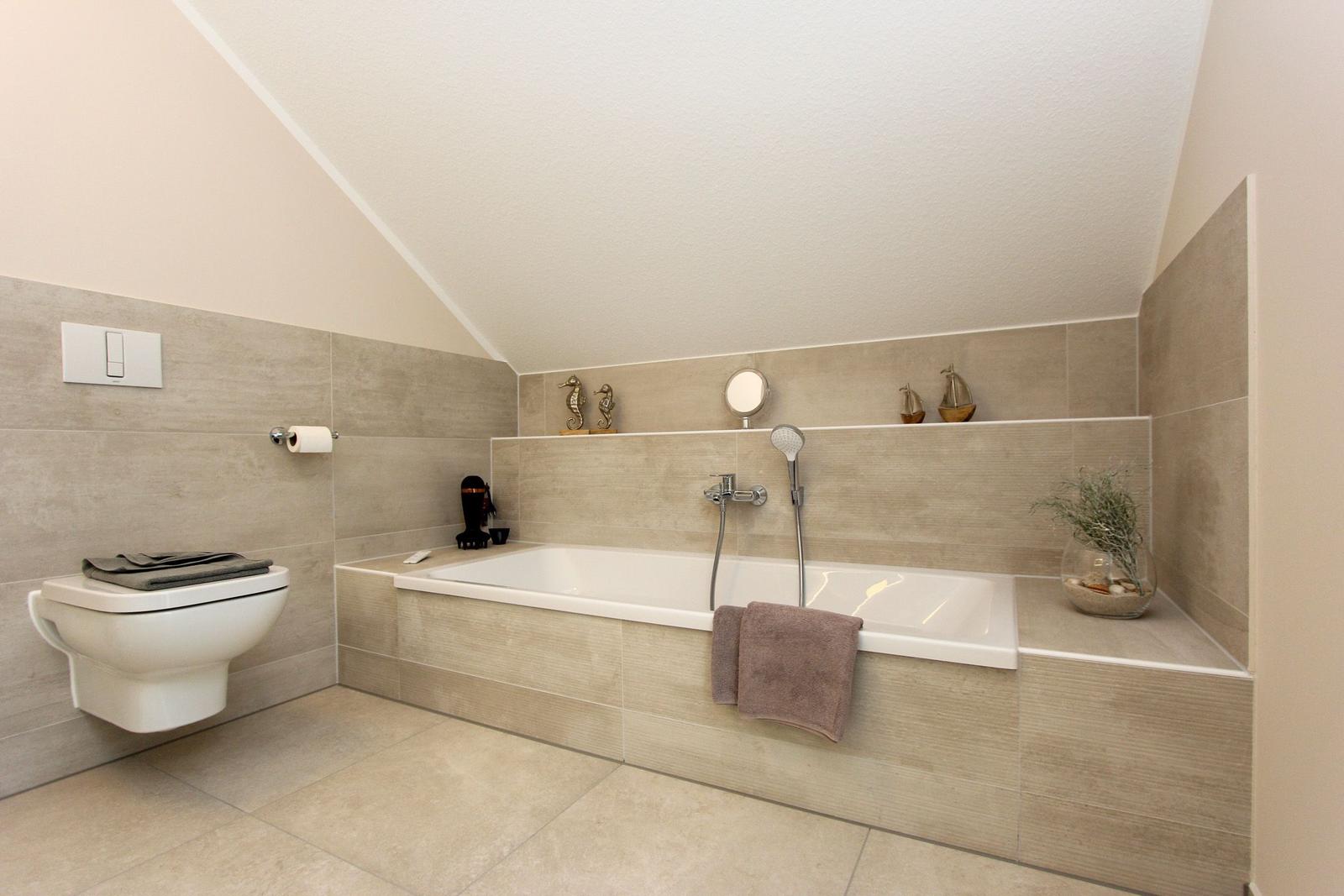 Bad mit Dusche, Badewanne und Toilette. Holzoptik und Seetiere dekorieren den Raum.