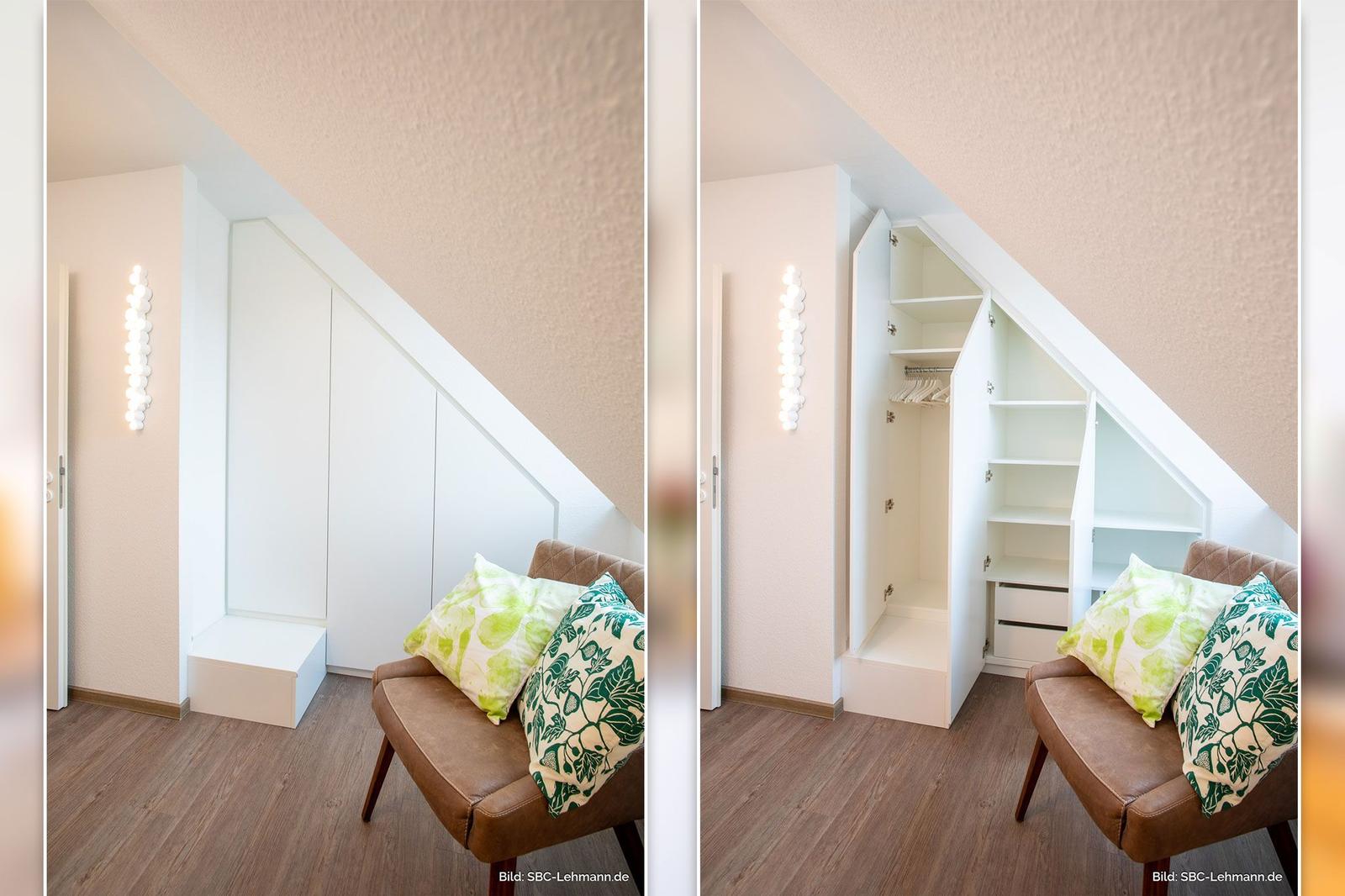 Schlafzimmer mit integriertem Schrank unter Dachschrägen und brauner Ledercouch mit Kissen.