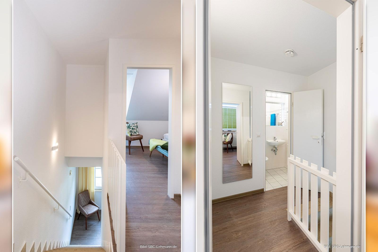 Haus mit Treppenhaus, Schlafzimmer und Bad. Holzfußboden und weiße Wände.