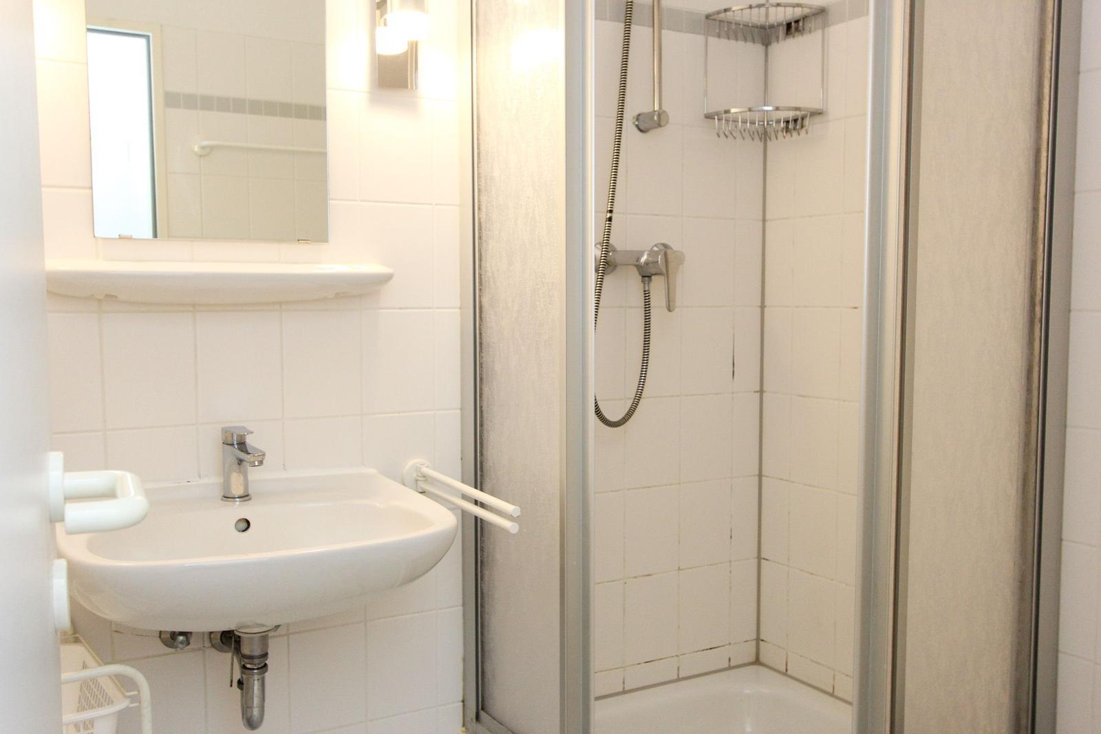 Badezimmer mit Dusche und Waschbecken