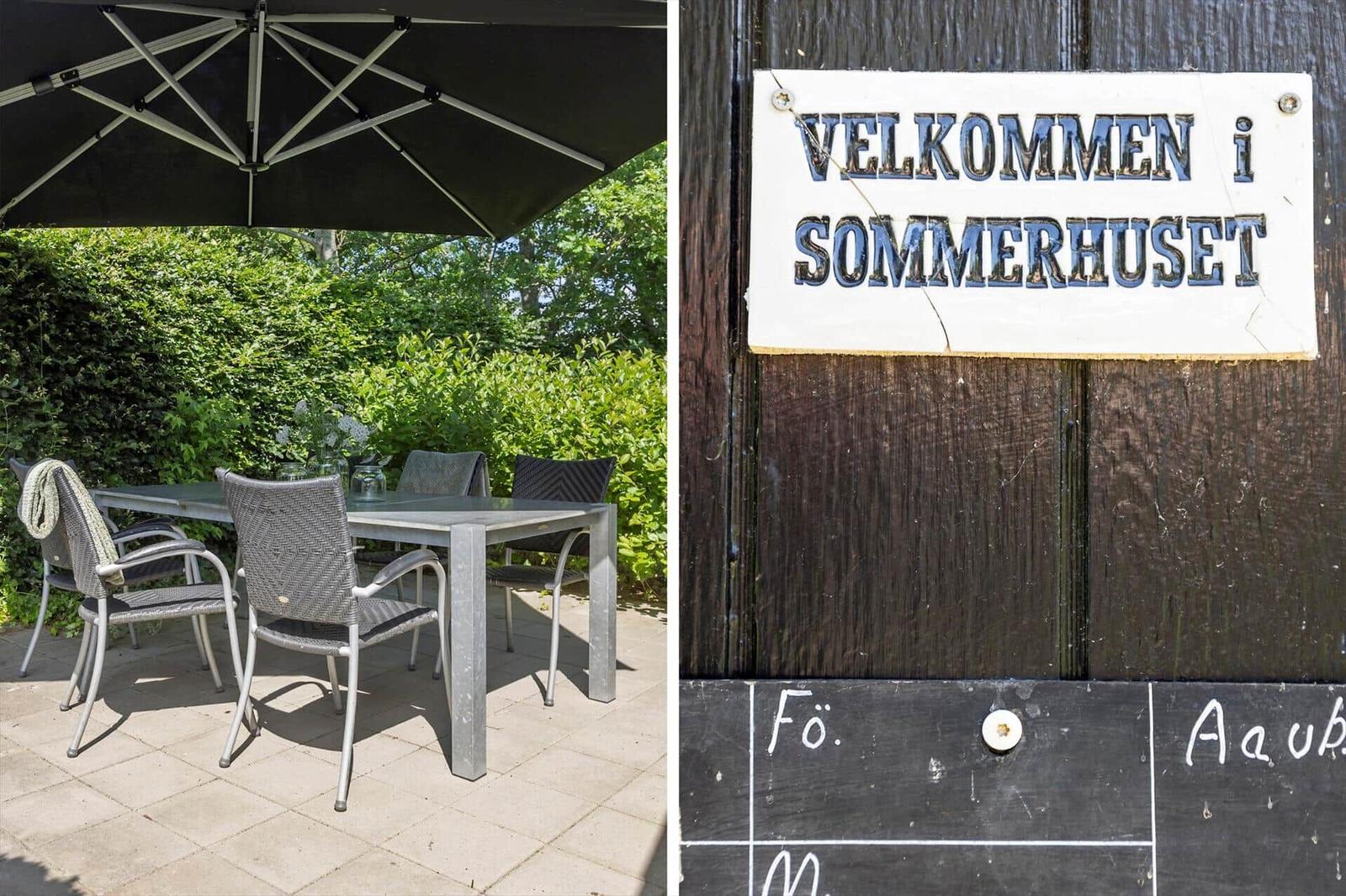Terrasse mit Tisch und Stühlen unter Sonnenschutz. Holztür mit Schild: Velkommen i sommerhuset.