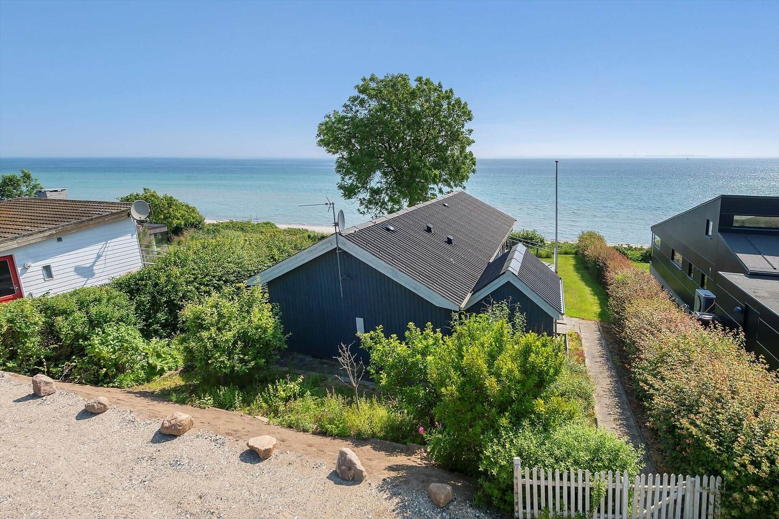 Villa mit Blick auf das Meer und grüne Umgebung