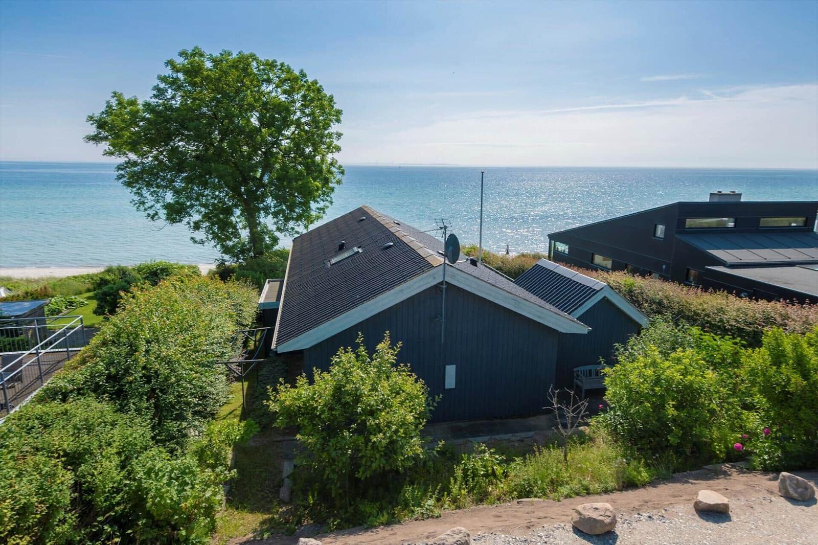 Haus mit Blick auf Meer und Bäume