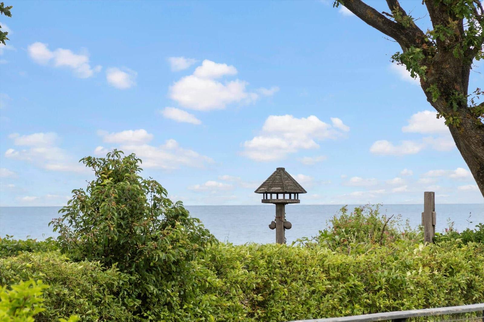 Hütte mit Blick auf Meer und Himmel