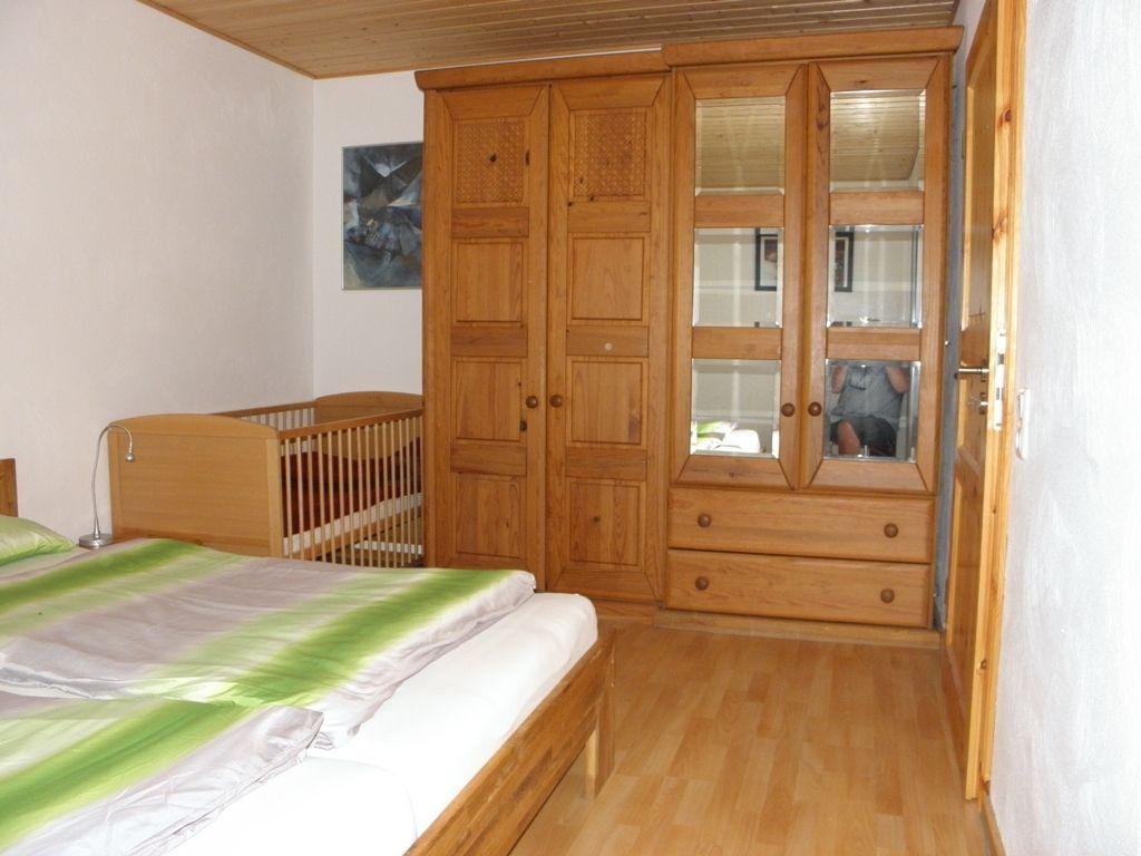 Schlafzimmer Kinderbett u. Schrank