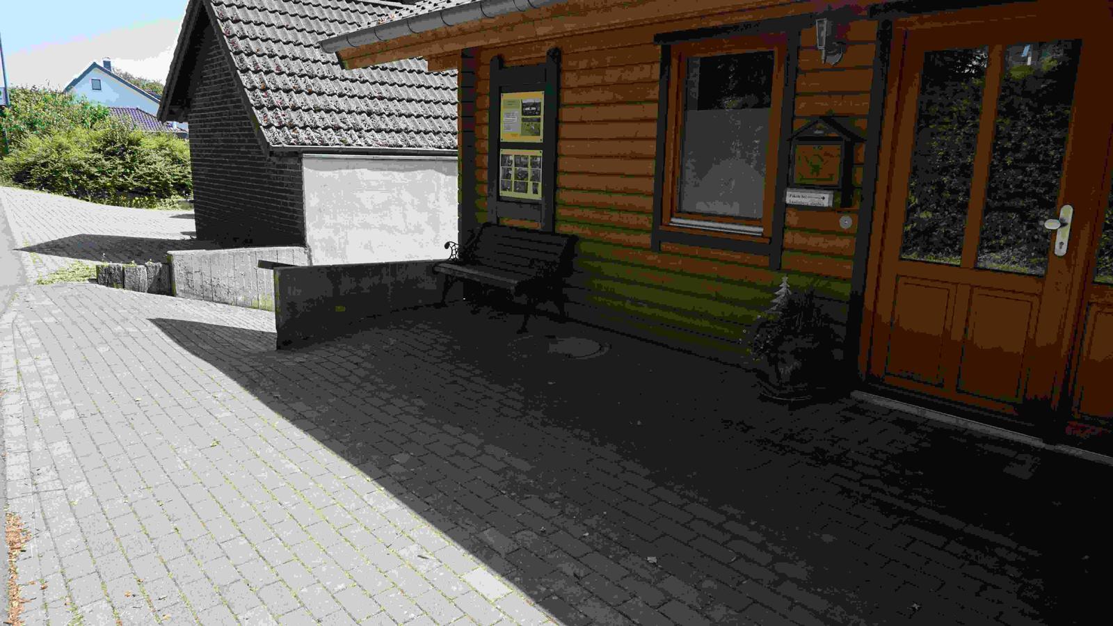 Der Parkplatz vor dem Haus