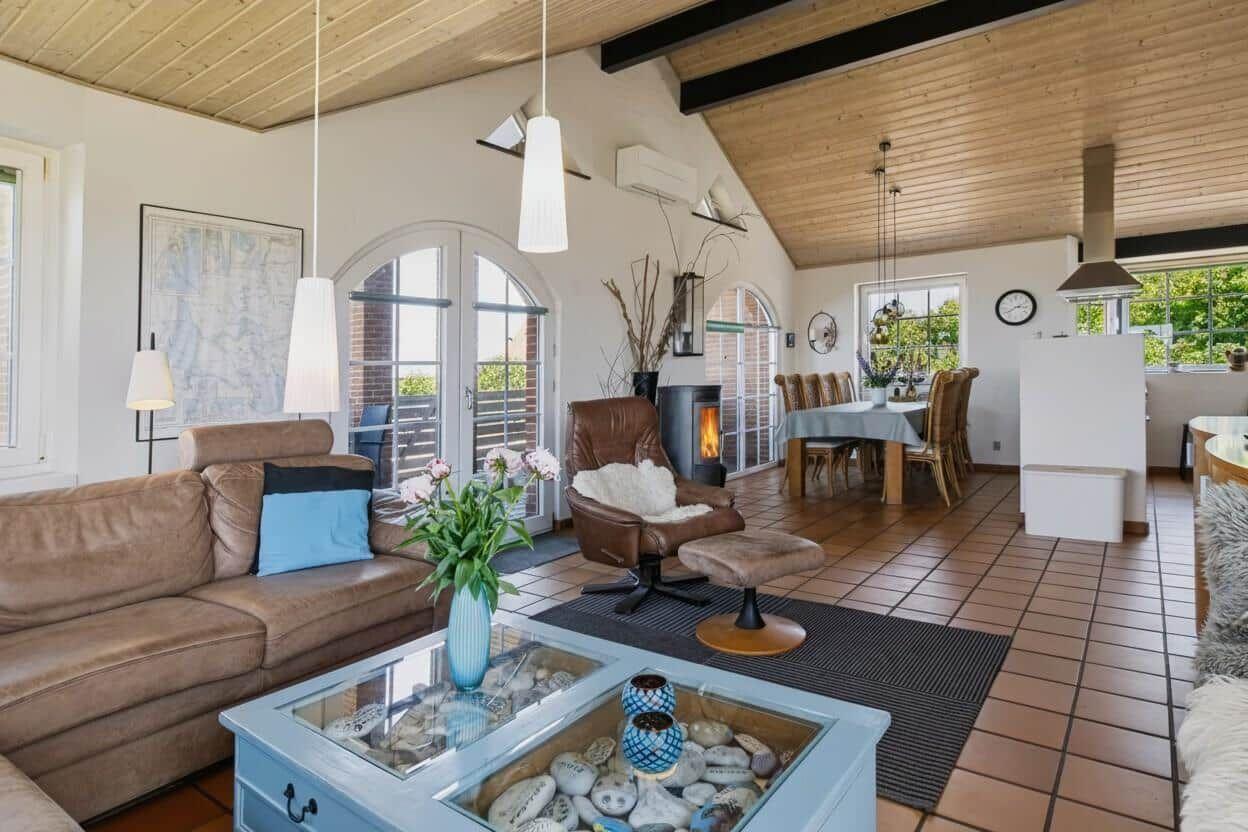 Wohn- und Essbereich mit Kamin, Sofa und Esstisch.