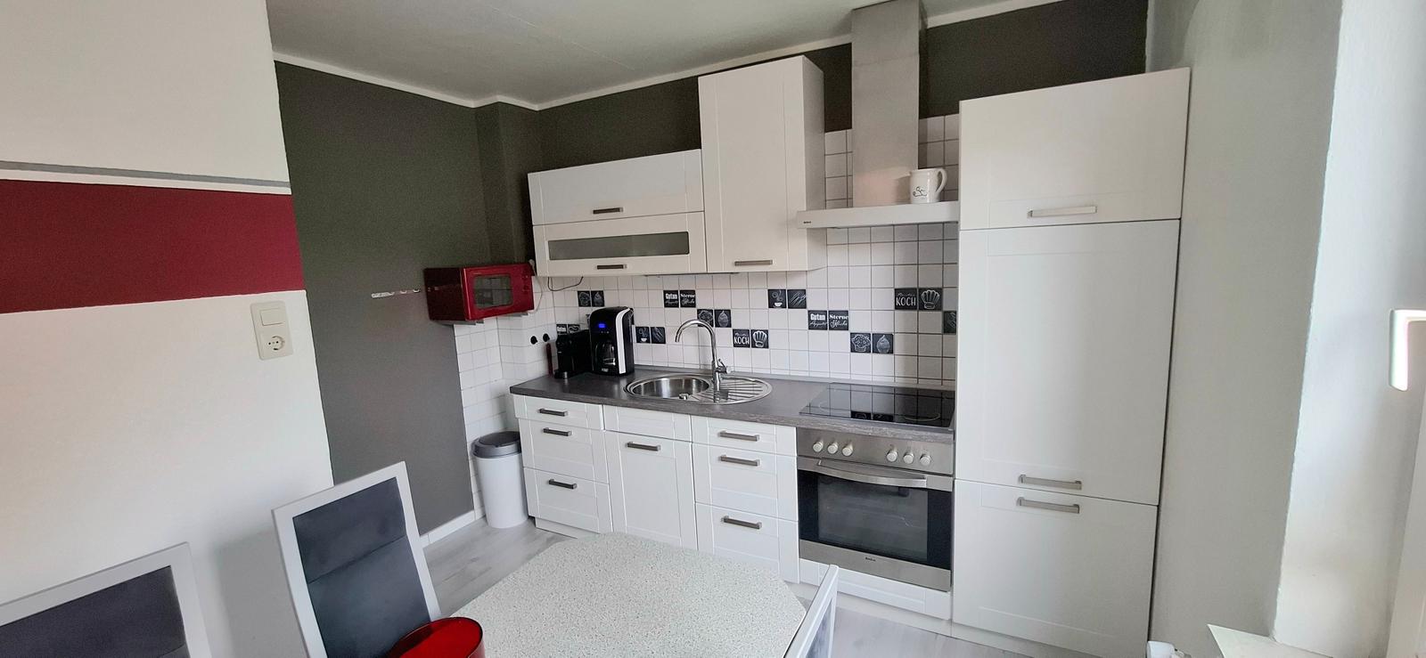 Küche mit Wasserkocher,Eierkocher,Toaster,Mikrowelle, Backofen, Kaffeefiltermaschine, Kaffeekapselmaschine  und LAN- Radio.