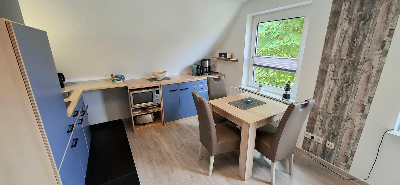 Küchenzeile mit  Sitzecke.
Kaffeekapselmaschine, Kaffeefiltermaschine, Wasserkocher,Eierkocher,Toaster,Back-Mikro- Combi.
LAN Radio.