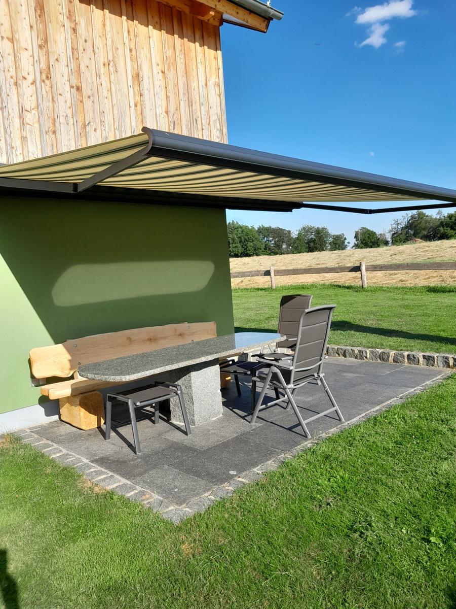 Terrasse mit vollem Sonnenschutz
