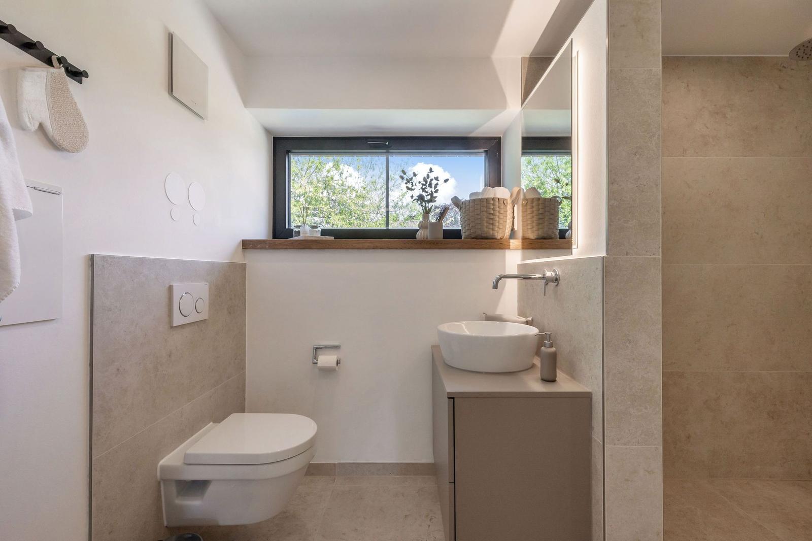 Wannenbad mit Dusche im EG