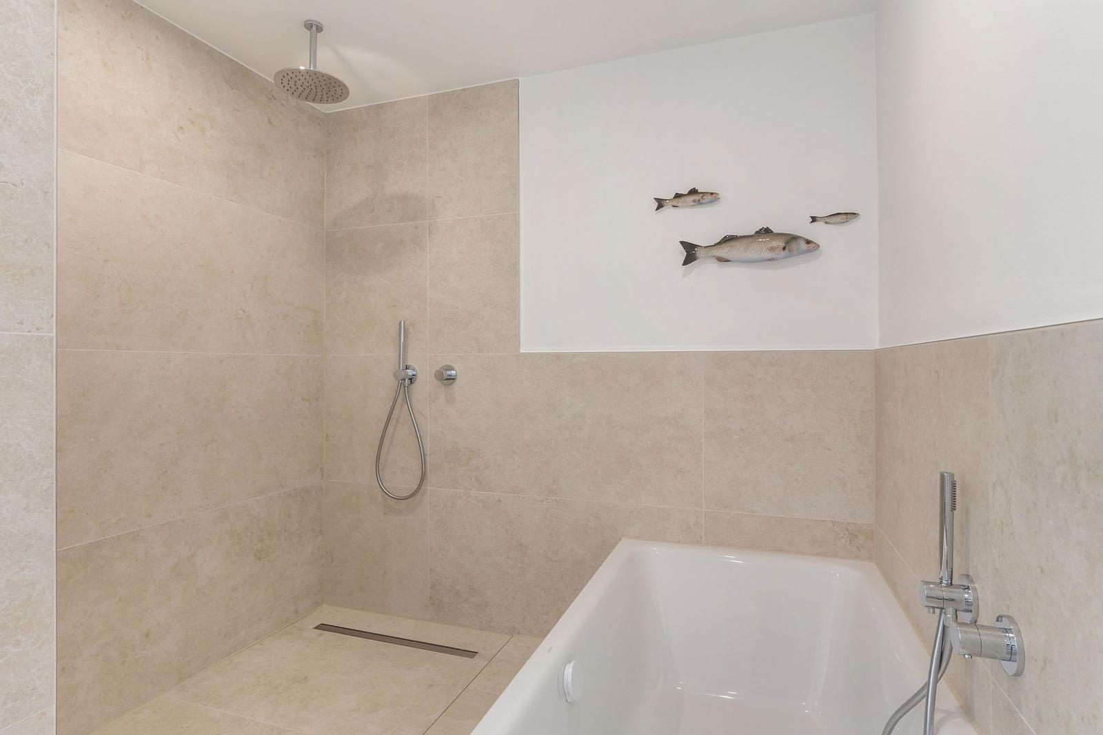 Wannenbad mit Dusche im EG