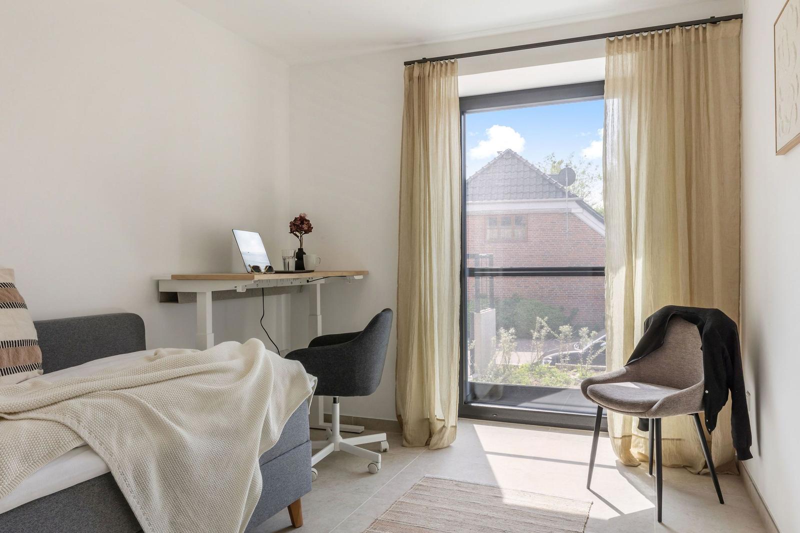 Schlafzimmer 1 im EG mit Einzelbett & Home Office Platz (höhenverstellbarer Schreibtisch)