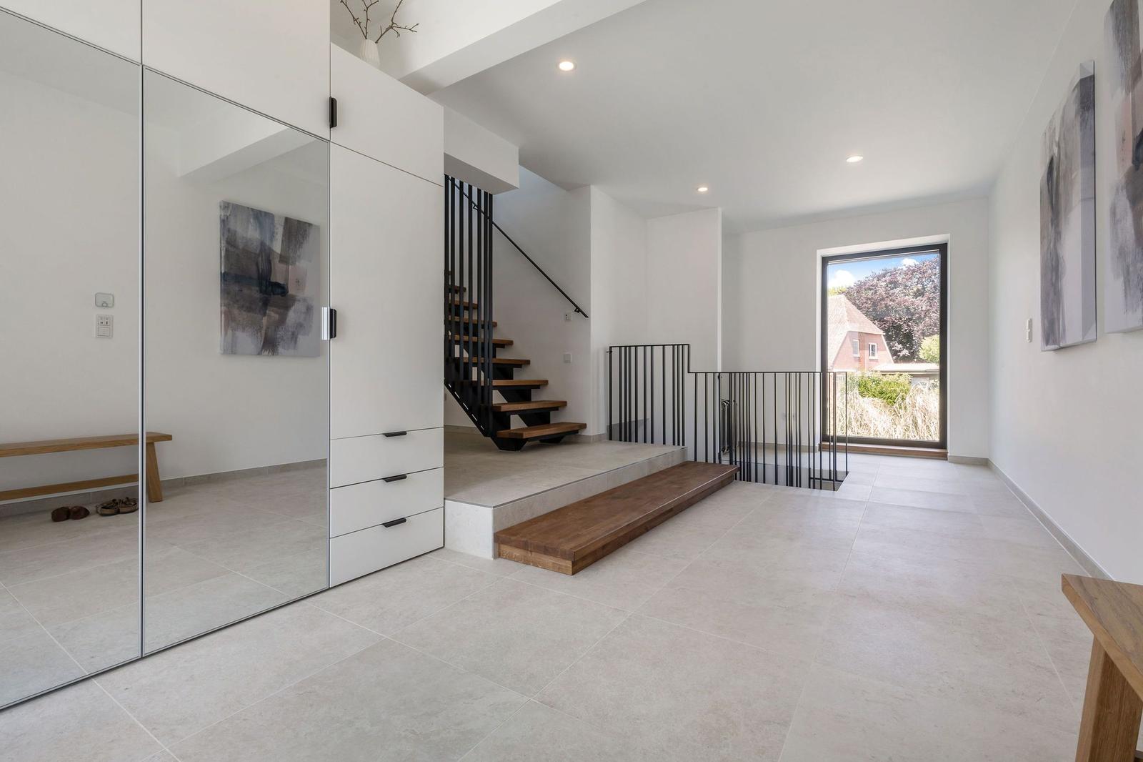 Eingangsbereich mit Garderobe, Treppe und Fensterblick