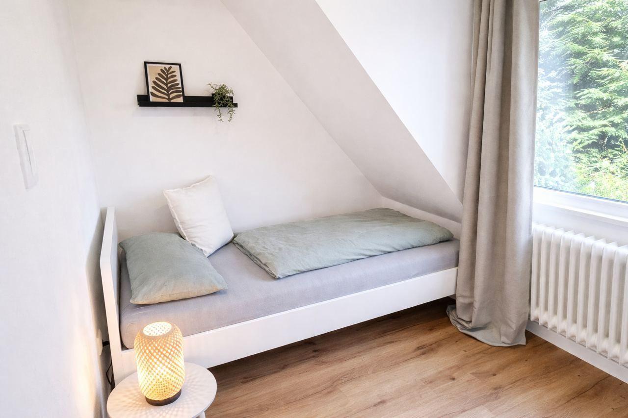 Durchgangszimmer zum Kinderzimmer mit Einzelbett...