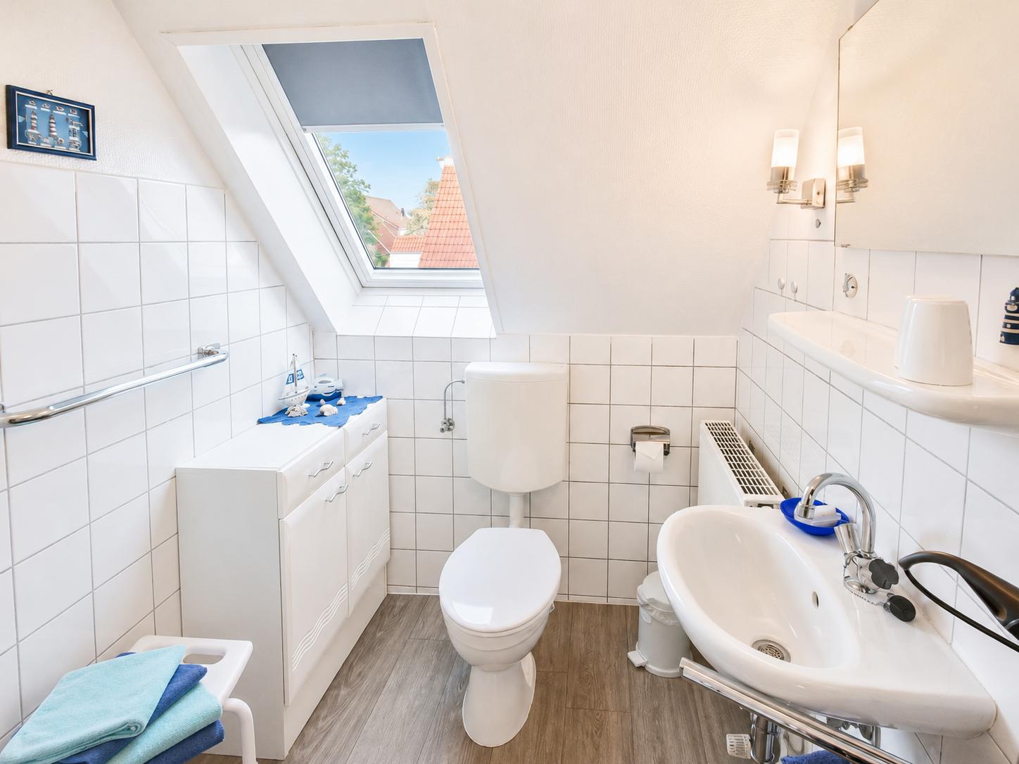 Badezimmer mit Dusche und Toilette...