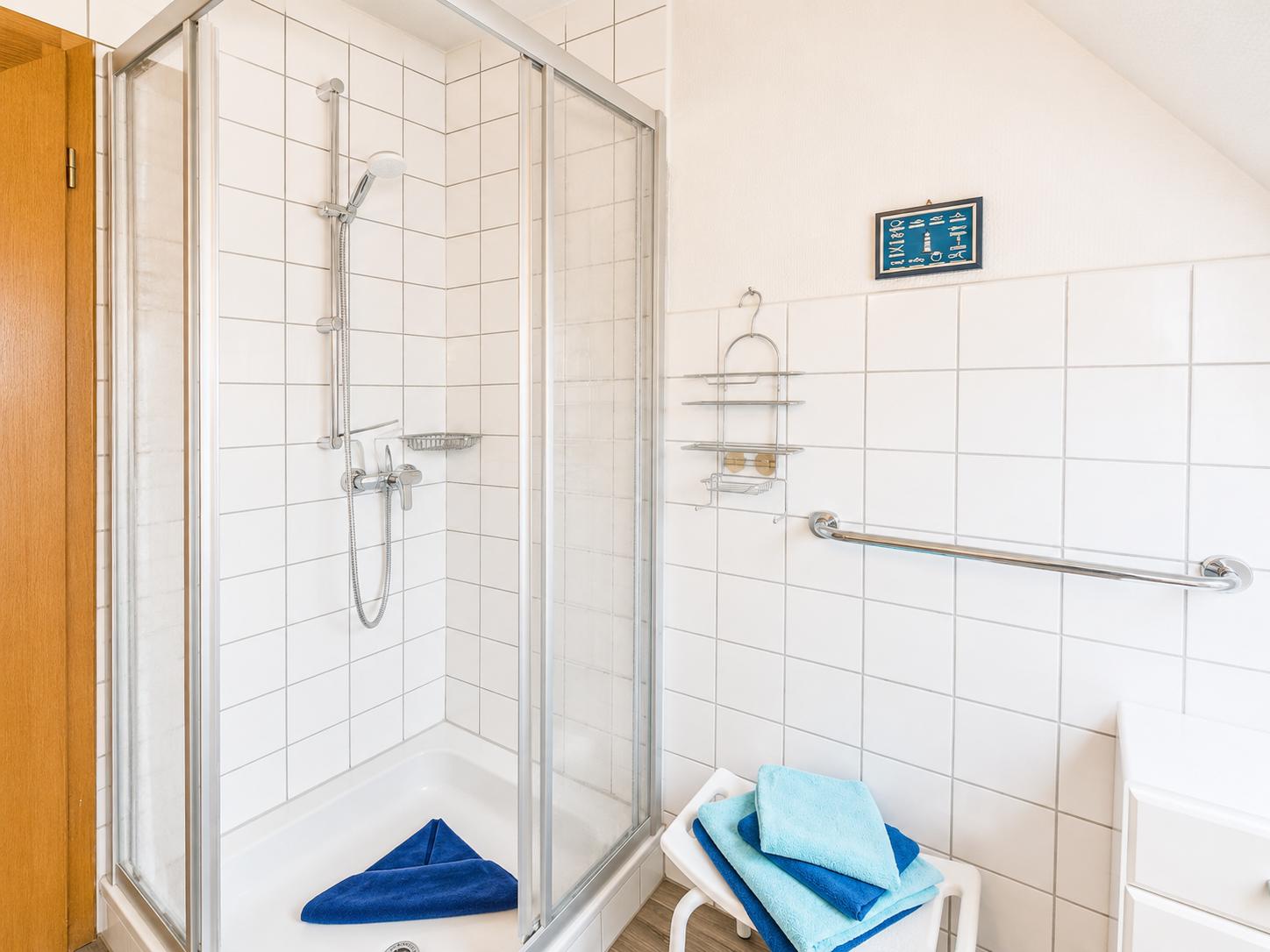 Badezimmer mit Dusche ...