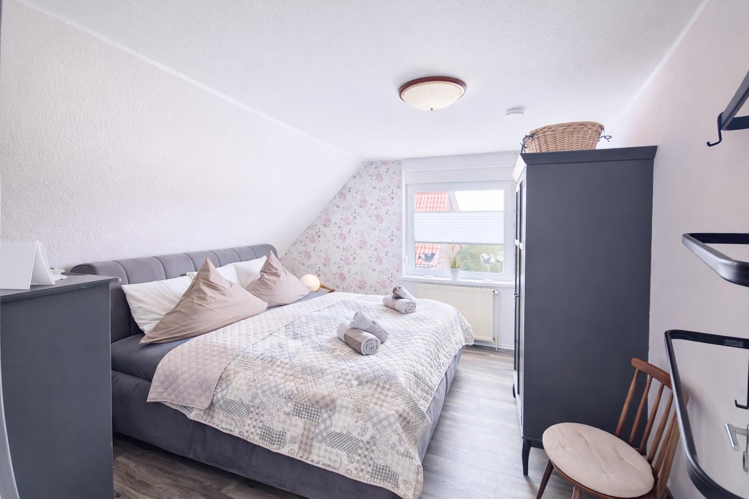 Schlafzimmer mit Boxspringbett...