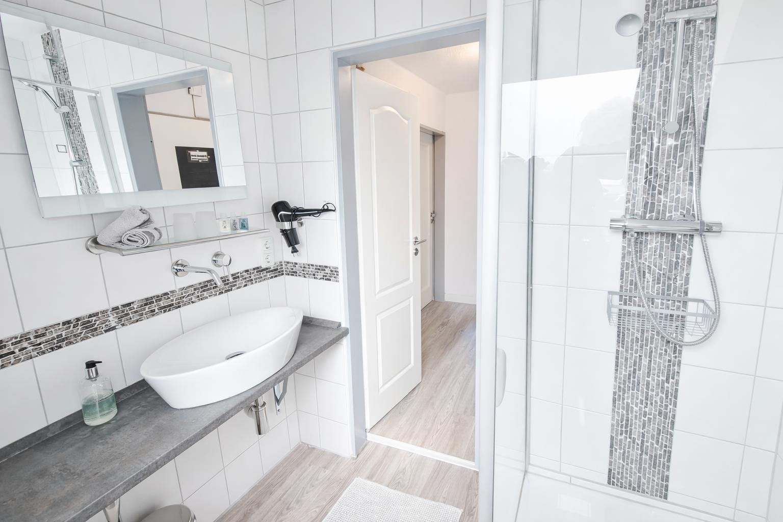Badezimmer mit Dusche ...