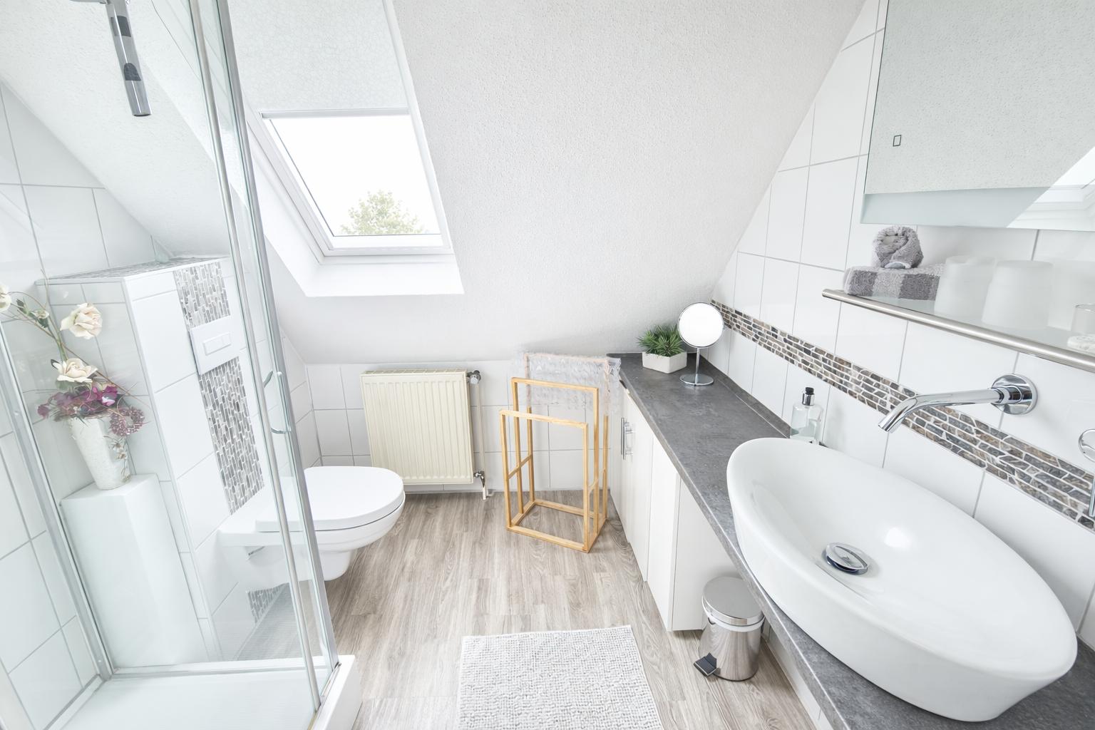Badezimmer mit schönem Aufsatzwaschbecken...