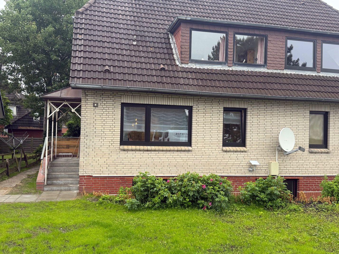Haus mit Dachfenstern, Satellitenantenne und Garten