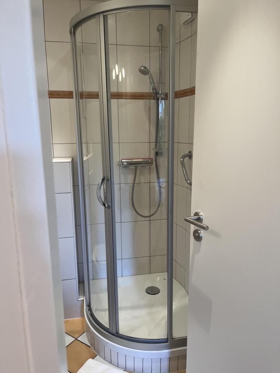 Duschkabine mit Glaswand und Handbrause