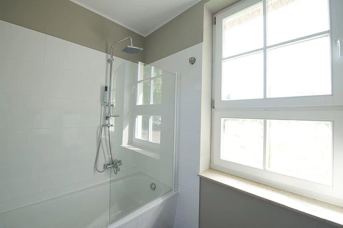Badezimmer mit Dusche und Fenster