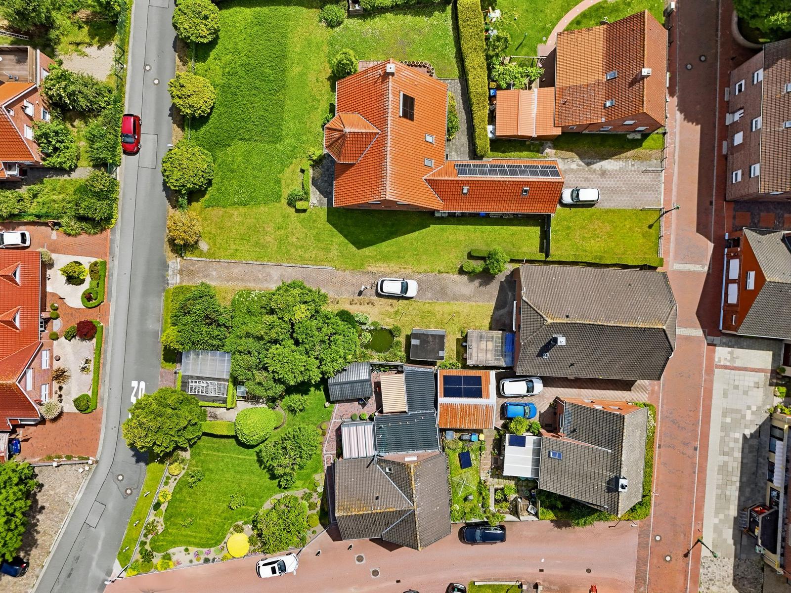 Luftbild von Häusern mit Gärten und Solaranlagen