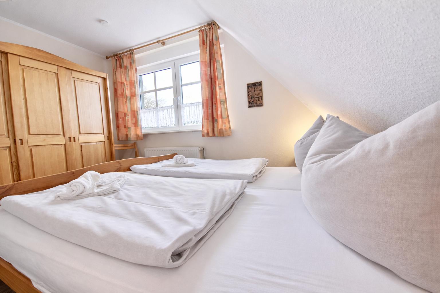 Schlafzimmer mit Schrank und Fenster...