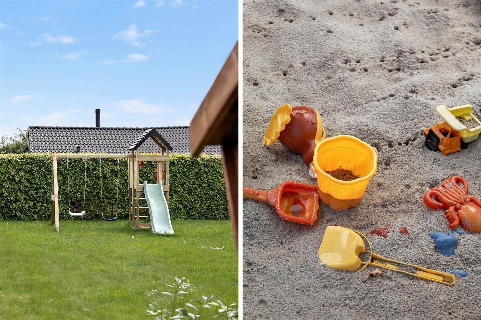 Hinterhof mit Spielplatz und Sandkasten mit Kinderspielzeug