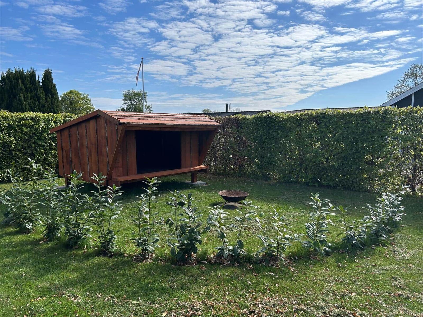 Hinterhof mit Holzschuppen, Grill und Beete. Hinterhof mit Holzschuppen, Grill und Beete.