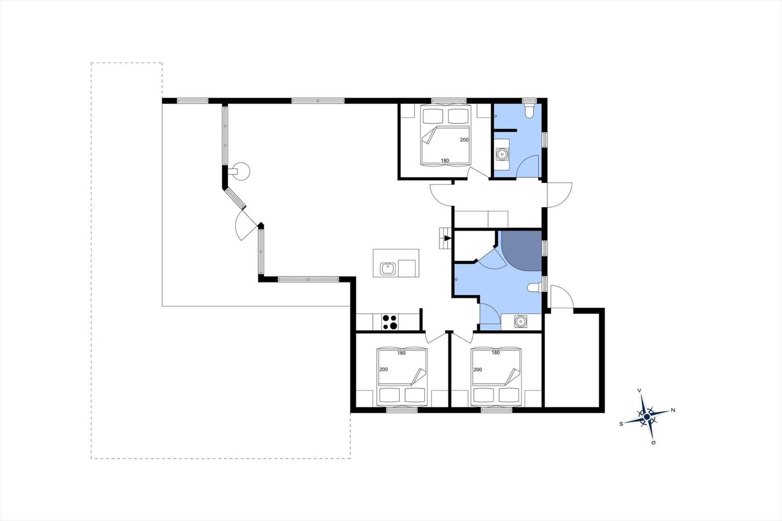 Wohnung mit drei Schlafzimmern, Küche und Bad. Raumplan mit Orientierungspfeil.