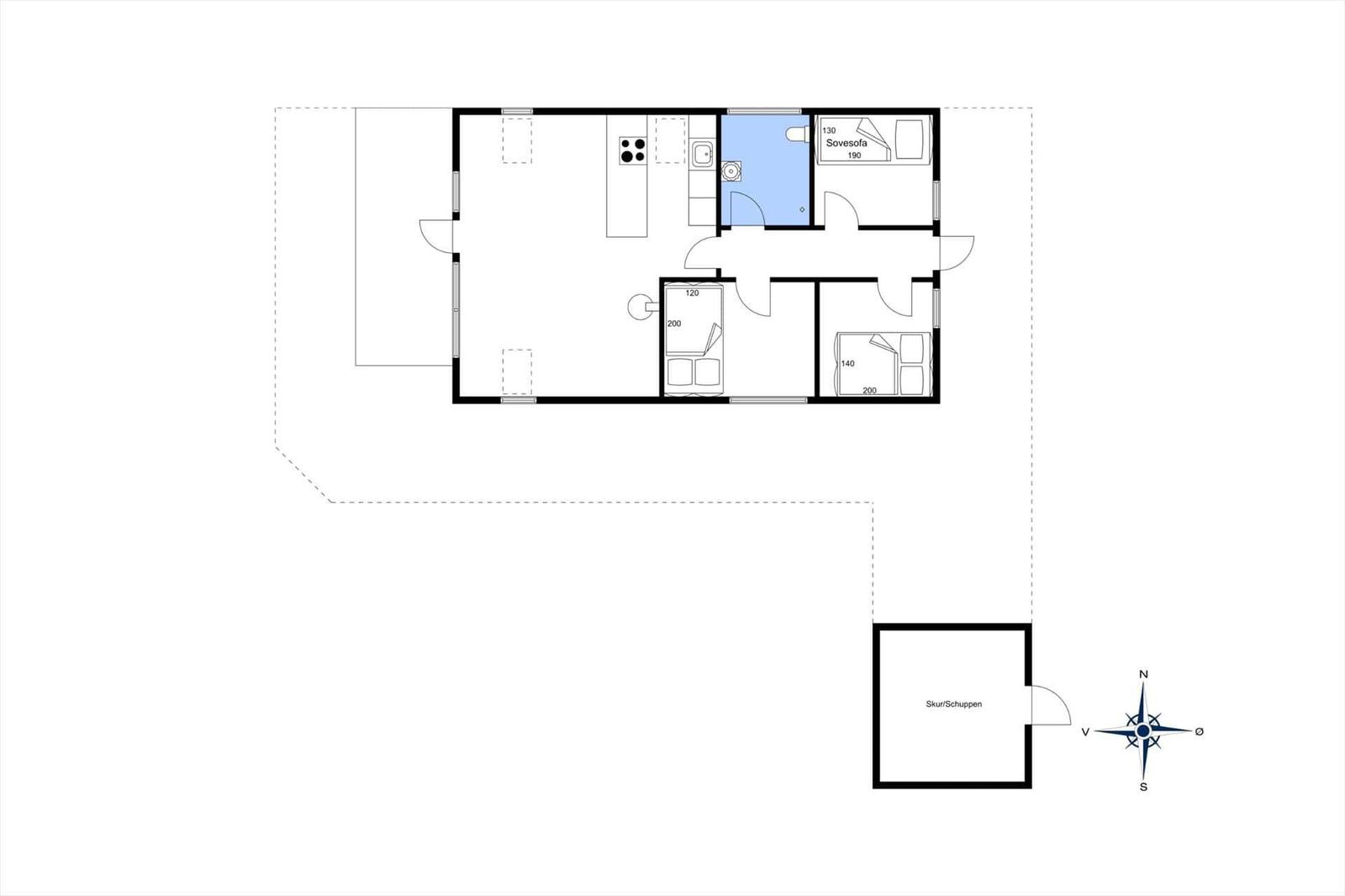 Wohnung mit Küche, Bad, Schlafzimmer und Wohnbereich mit Sofa. Außenbereich mit Schuppen.