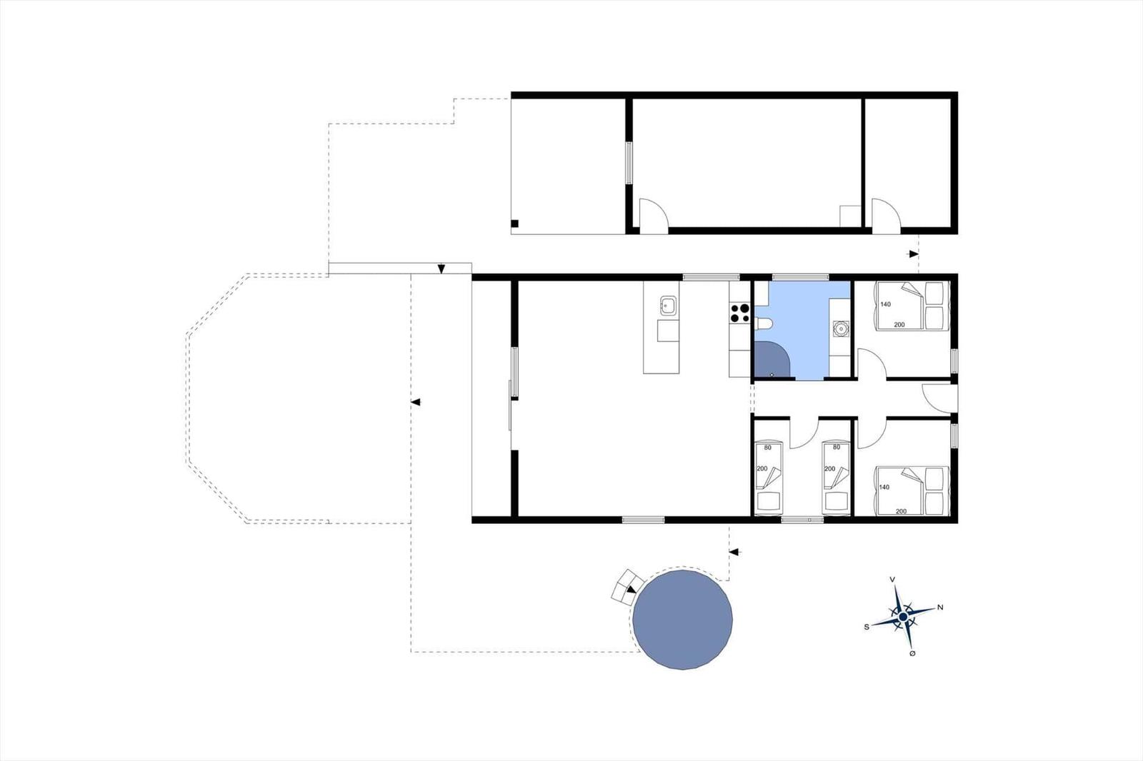 Funktionaler Grundriss mit Küche, Schlafzimmern und Bad. Außenbereich mit runden Pool.