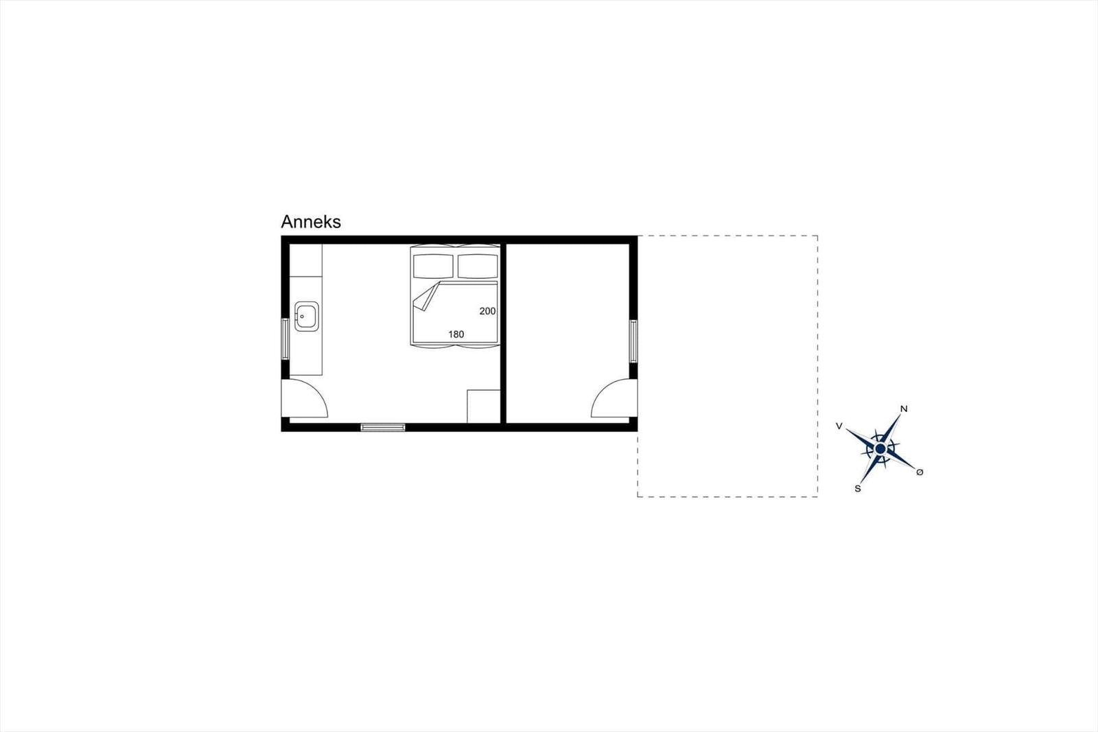 Anneks mit Schlafzimmer und Bad, mit Kompass und Maßangaben.