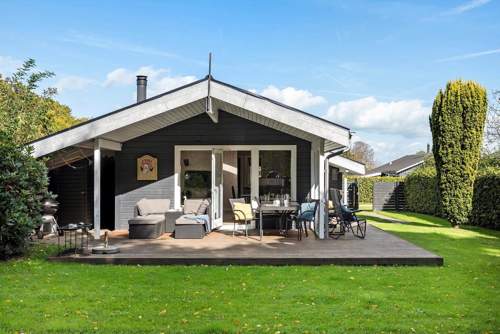Haus mit Terrasse, Garten und Grillplatz. Außentische und -stühle sind vorhanden.