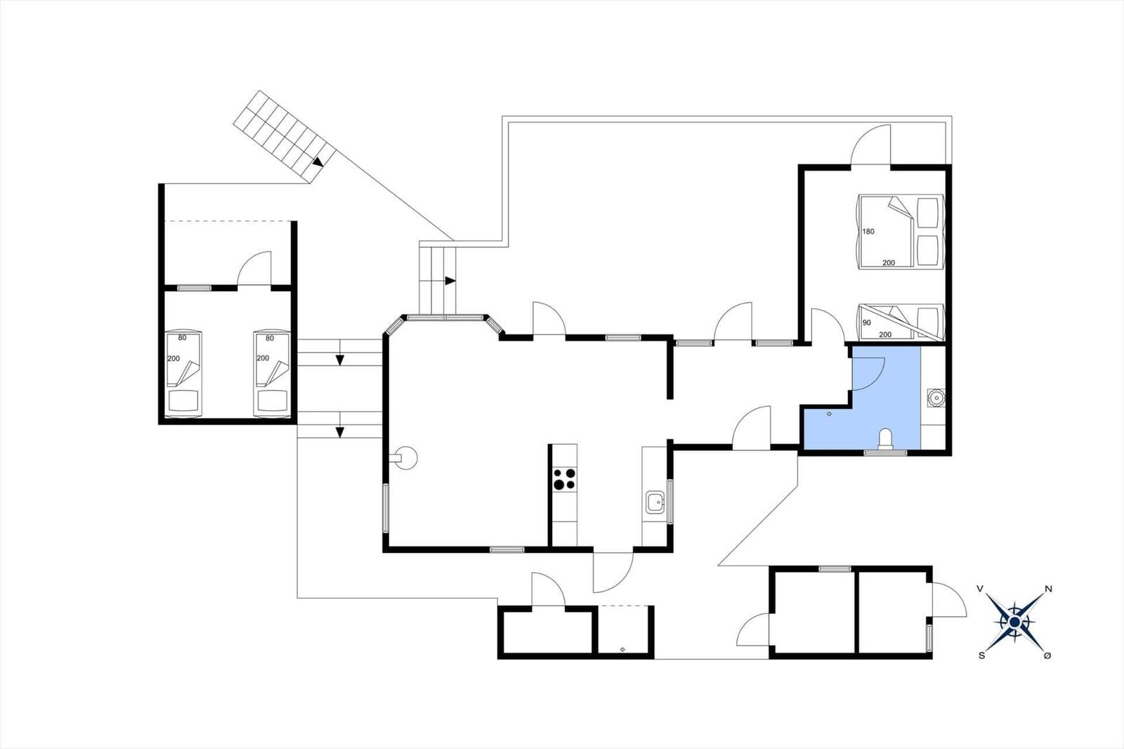 Wohnung mit Küche, Bad, drei Schlafzimmern und Treppe.