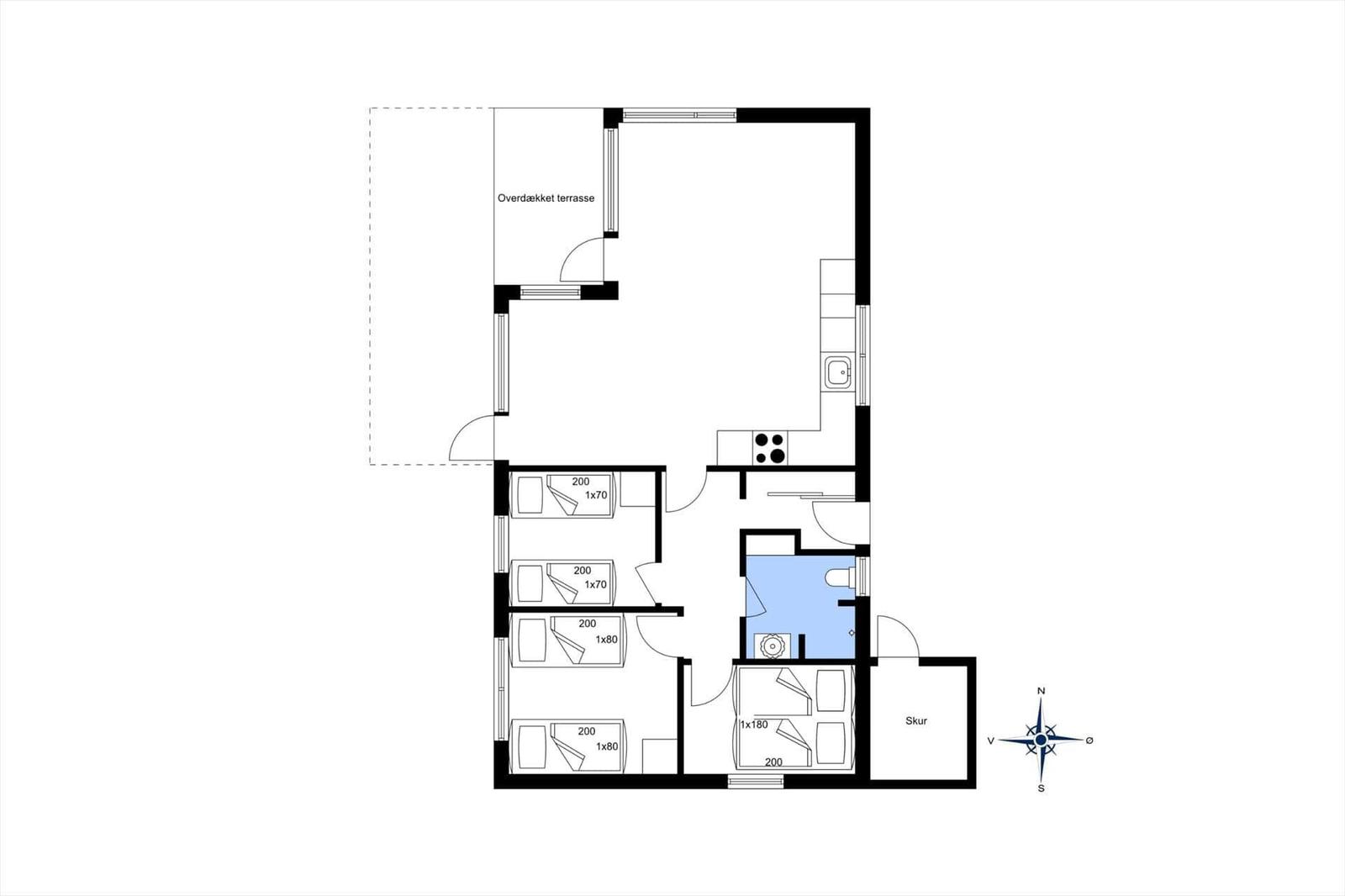 Wohnung mit vier Schlafzimmern, Küche und überdachter Terrasse.