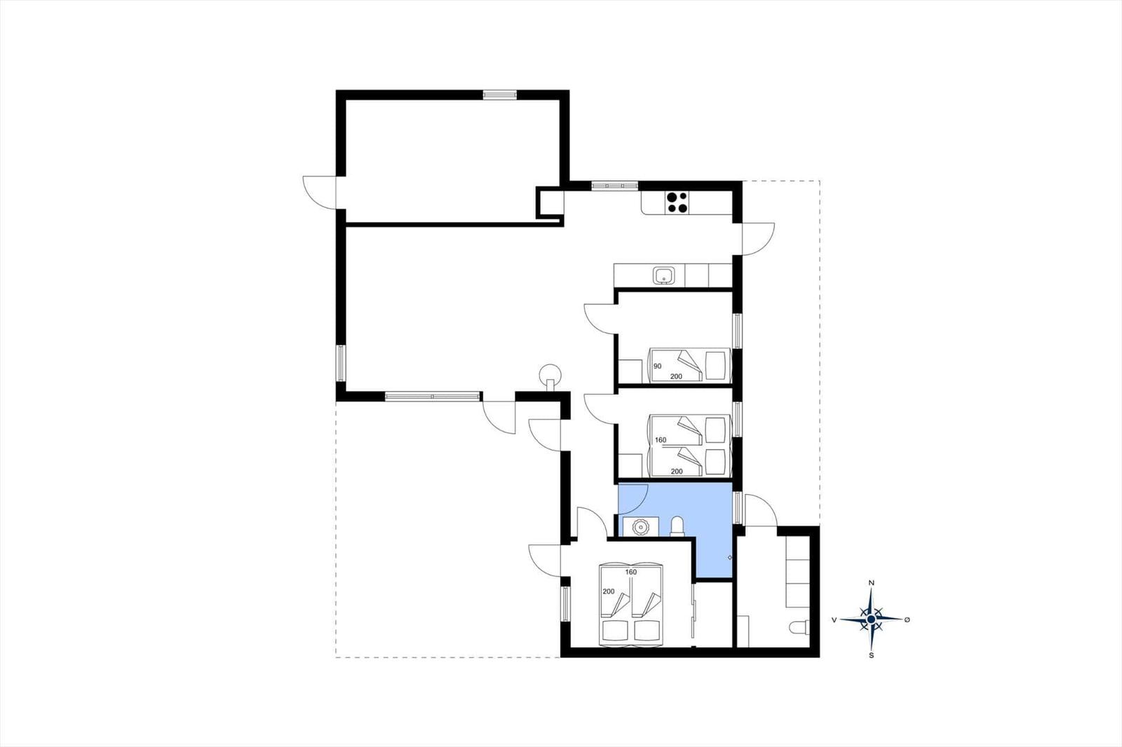 Apartment with three bedrooms, kitchen, and bathroom. Northeast orientation.