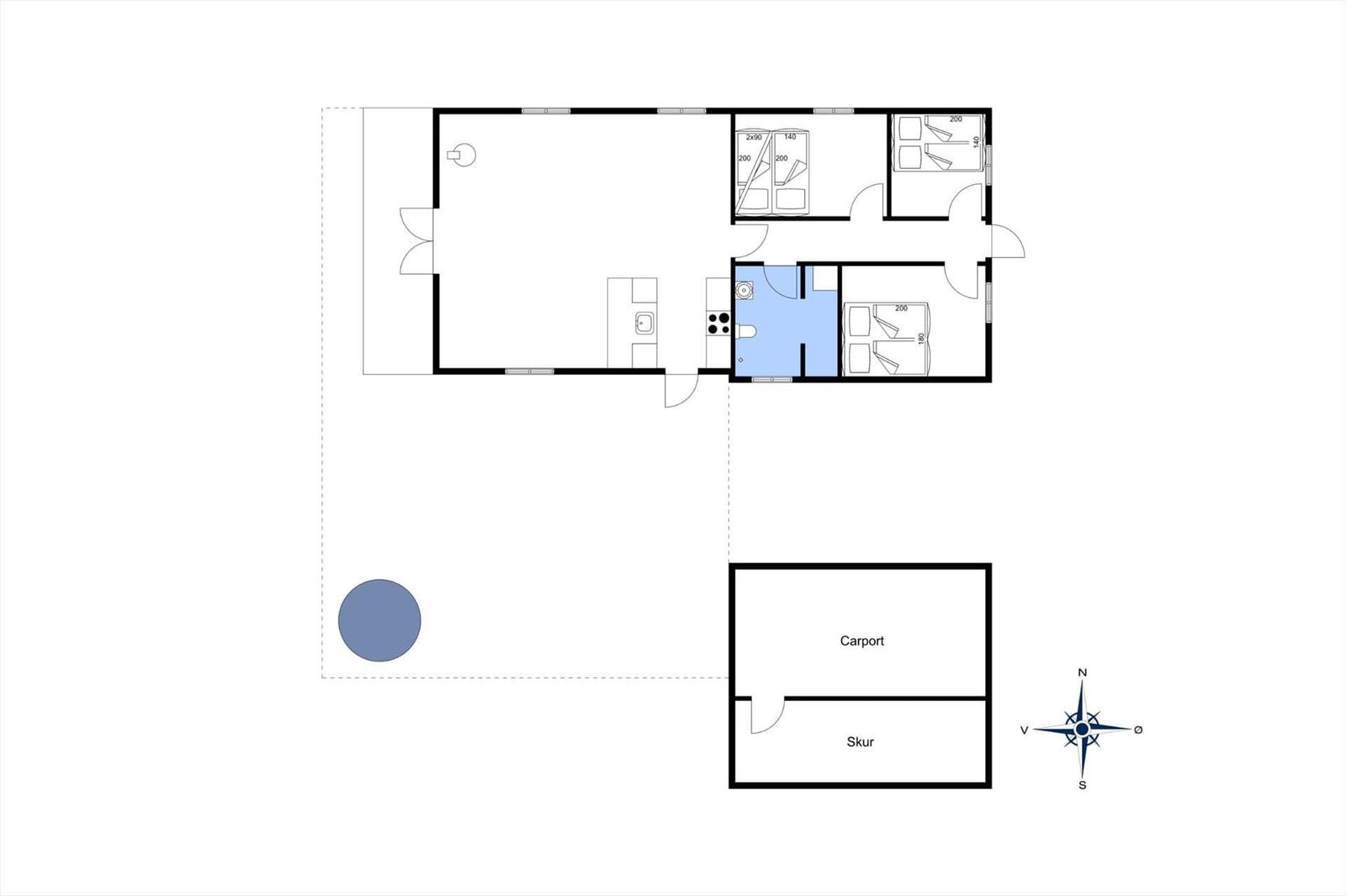 Wohnung mit Küche, drei Schlafzimmern und Bad. Außenbereich mit Carport und Skur.