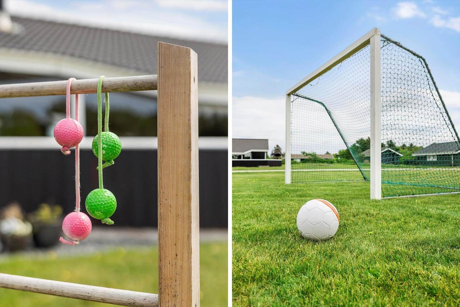 Garten mit Fußballtor und bunten Golfschlägern zum Spielen.