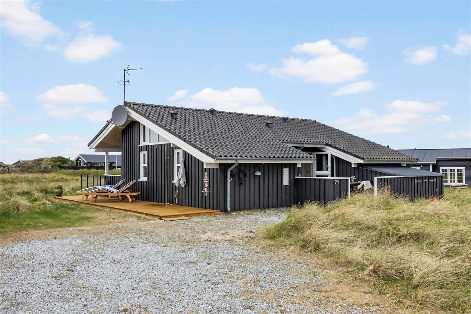 Schwarzes Ferienhaus mit Terrasse und Strandnähe