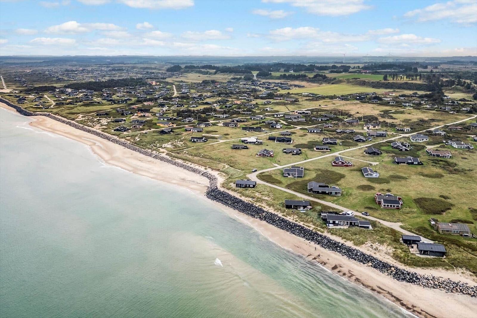Aerielansicht einer Küstenlandschaft mit Häusern und Strand