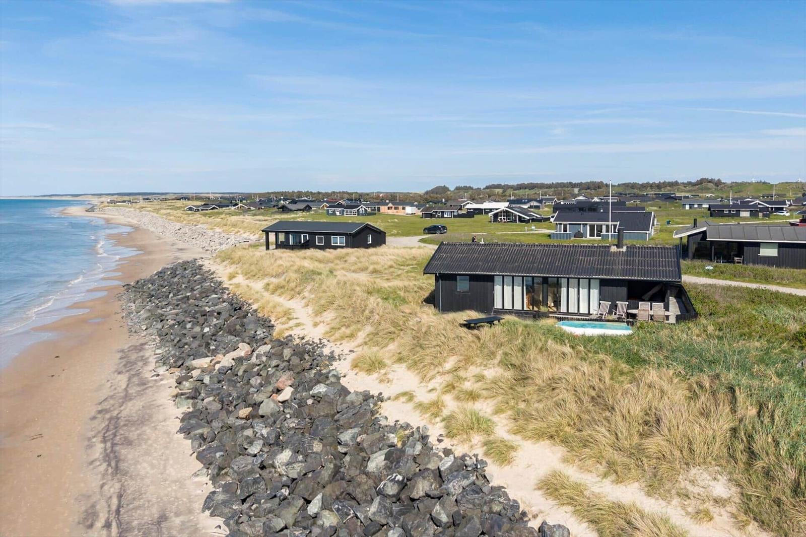 Strandnahe Hütte mit Pool und Dünensand. Blick aufs Meer und weitere Unterkünfte.