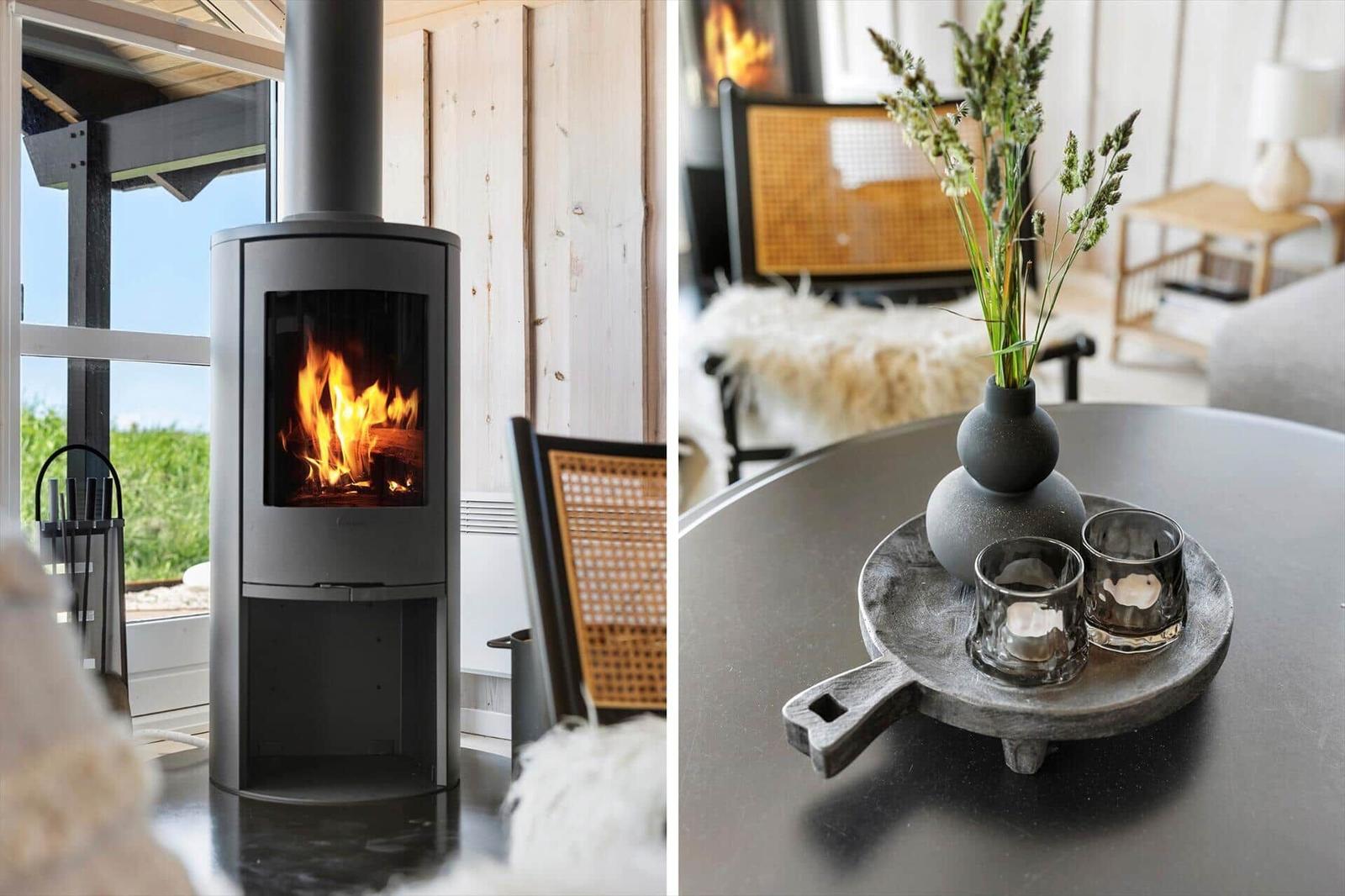 Kamin mit brennendem Holz und moderner Einrichtung im Wohnbereich.