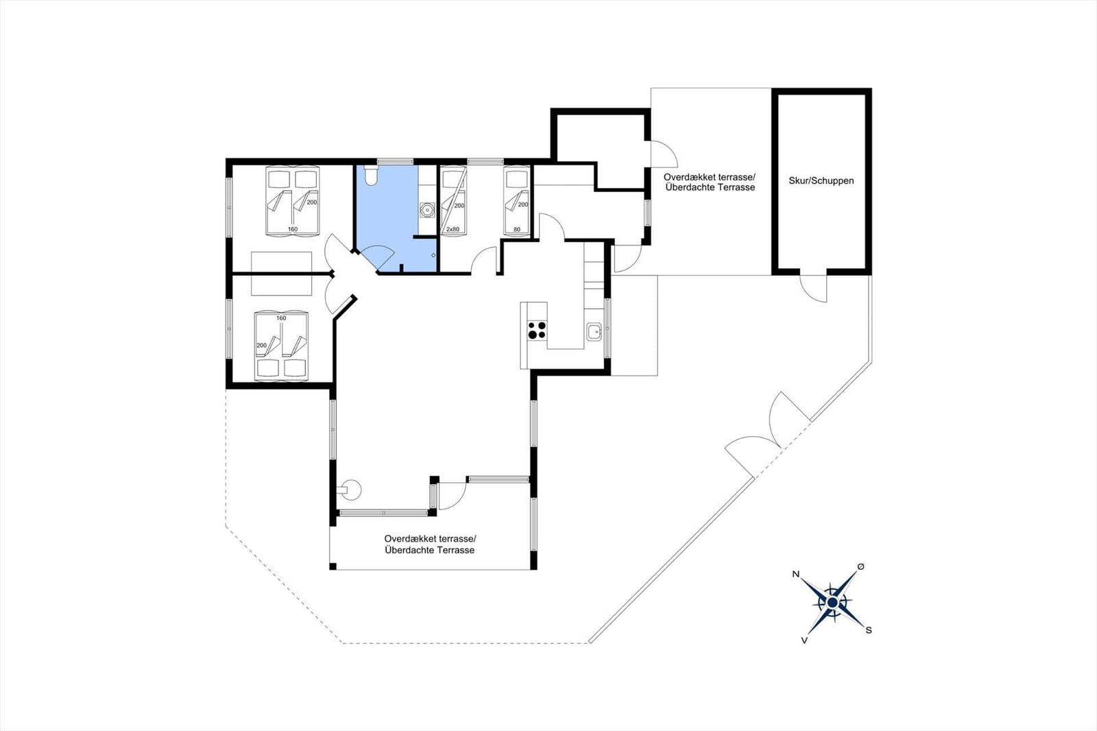 Wohnung mit drei Schlafzimmern, Küche und überdachter Terrasse.